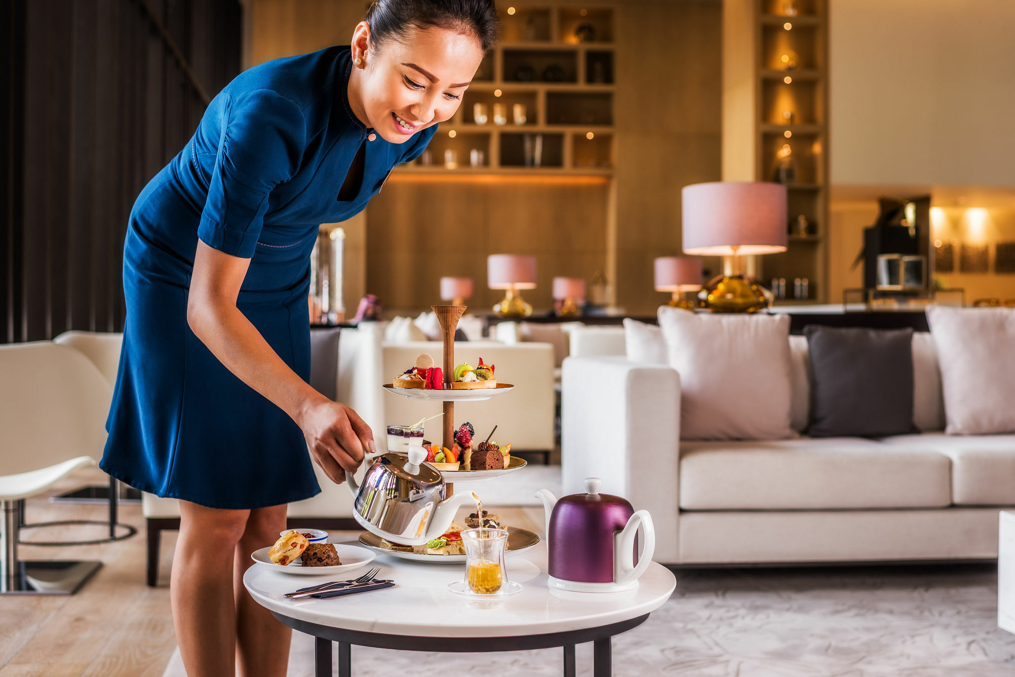 La Ville Hotel & Suites City Walk Dubai, Autograph Collection Kültér fotó A room service attendant serving afternoon tea at a hotel